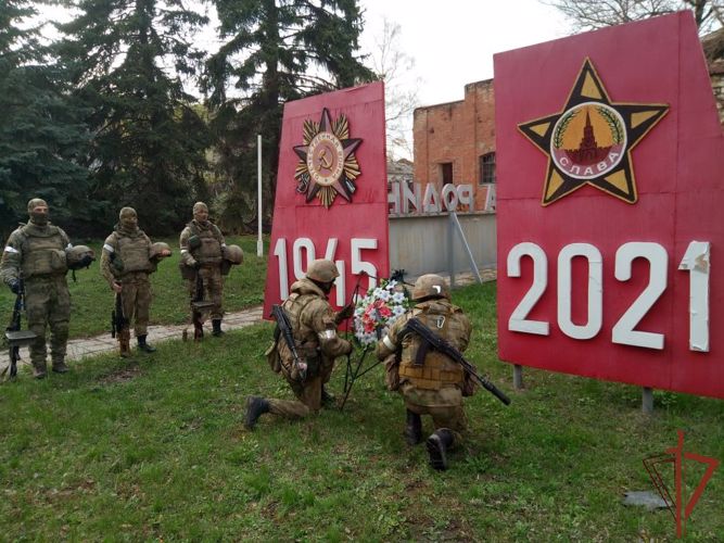 Росгвардия почтила память бойцов Великой Отечественной войны и воинов-интернационалистов в Харьковской области
