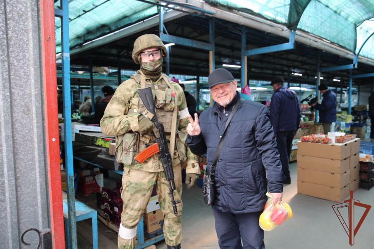 Росгвардейцы помогают жителям Украины возвращаться к мирной жизни 