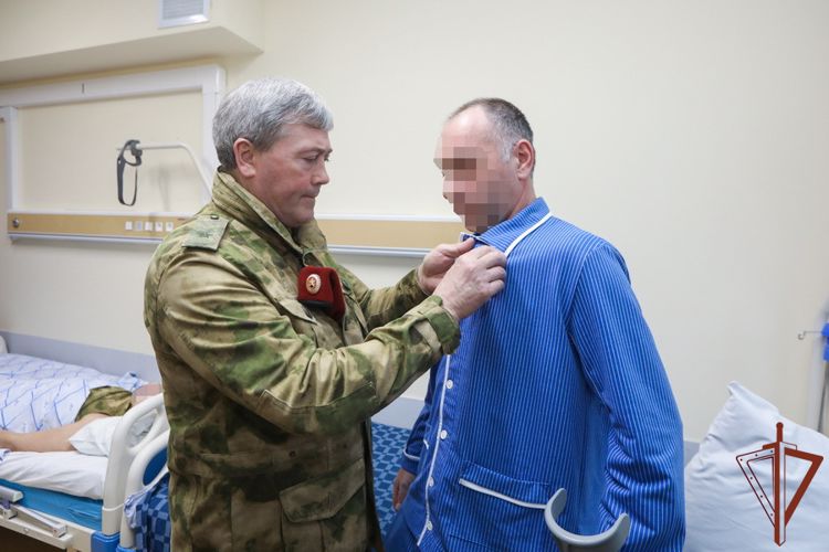 Отличившимся во время спецоперации росгвардейцам вручили государственные награды