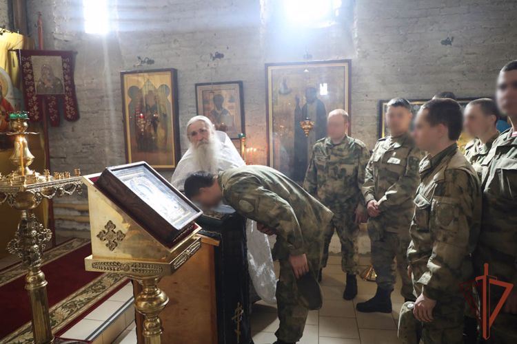 Выполняющие задачи специальной военной операции росгвардейцы посетили святые места Белгородчины