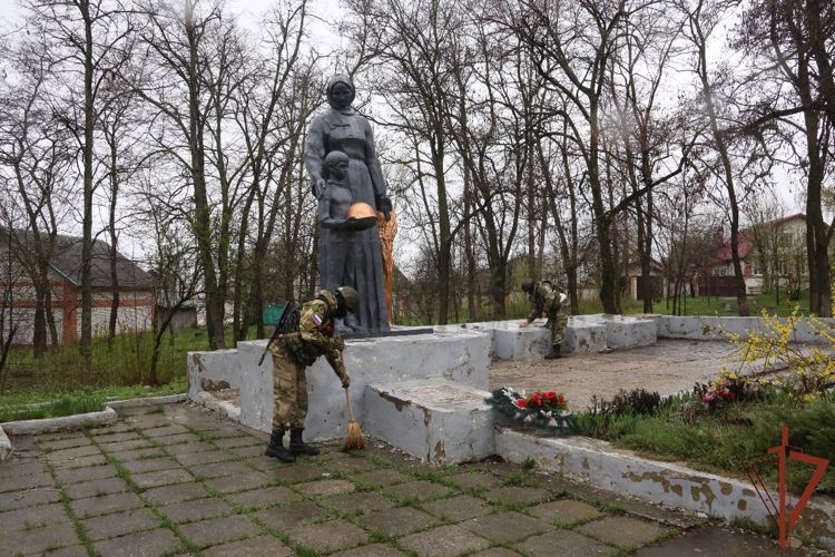 Росгвардейцы и жители Украины приводят в порядок воинские мемориалы на освобожденных от неонацистов территориях 