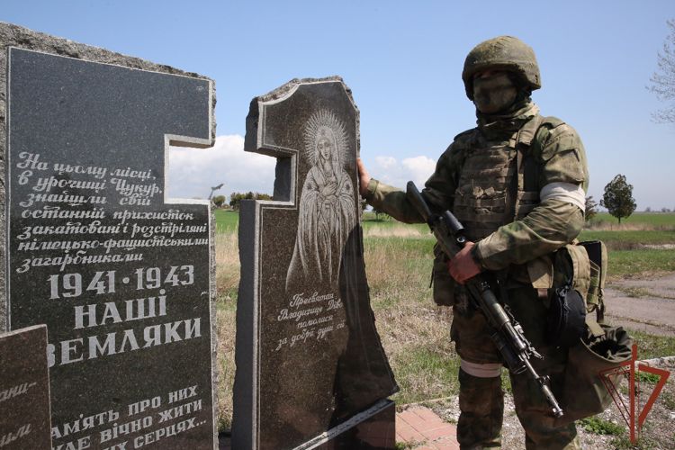 Росгвардейцы и жители Украины приводят в порядок воинские мемориалы на освобожденных от неонацистов территориях 