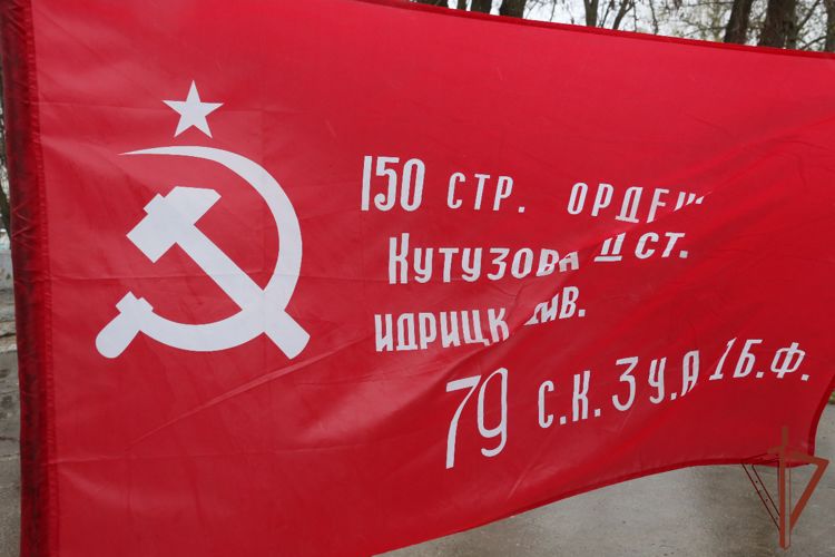 Росгвардейцы и жители Украины приводят в порядок воинские мемориалы на освобожденных от неонацистов территориях 