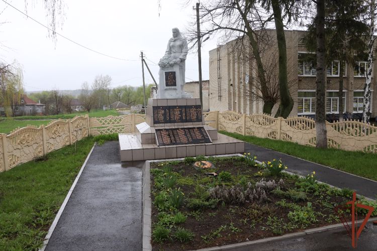 Росгвардейцы и жители Украины приводят в порядок воинские мемориалы на освобожденных от неонацистов территориях 