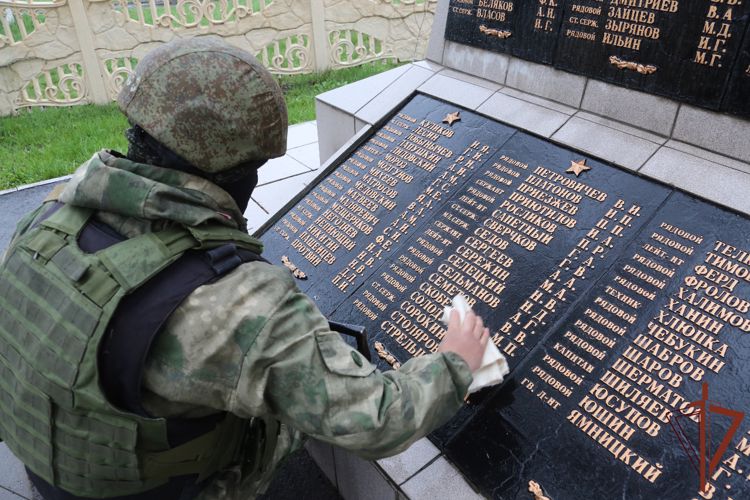 Росгвардейцы и жители Украины приводят в порядок воинские мемориалы на освобожденных от неонацистов территориях 