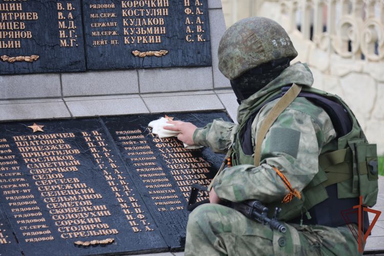 Росгвардейцы и жители Украины приводят в порядок воинские мемориалы на освобожденных от неонацистов территориях 