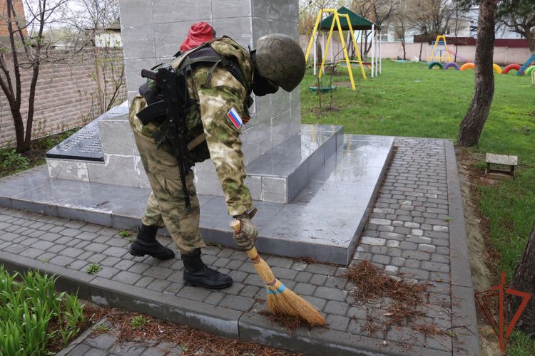 Росгвардейцы и жители Украины приводят в порядок воинские мемориалы на освобожденных от неонацистов территориях 