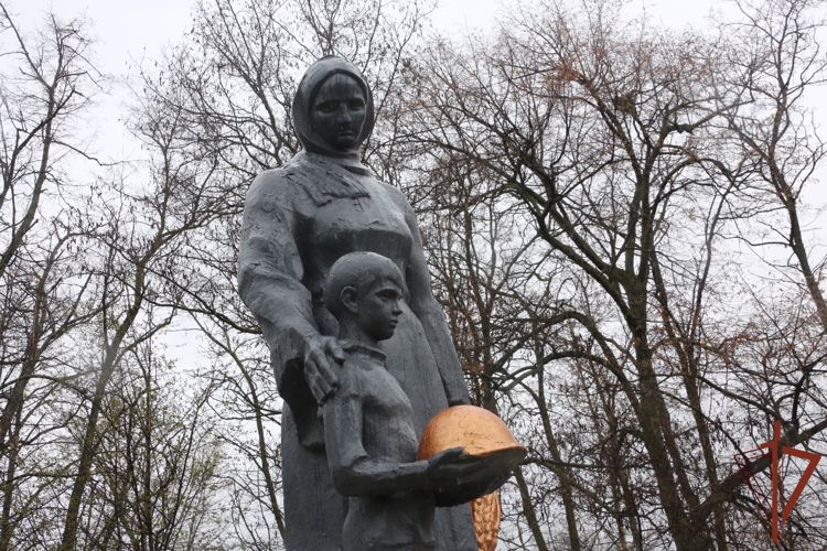 Росгвардейцы и жители Украины приводят в порядок воинские мемориалы на освобожденных от неонацистов территориях 