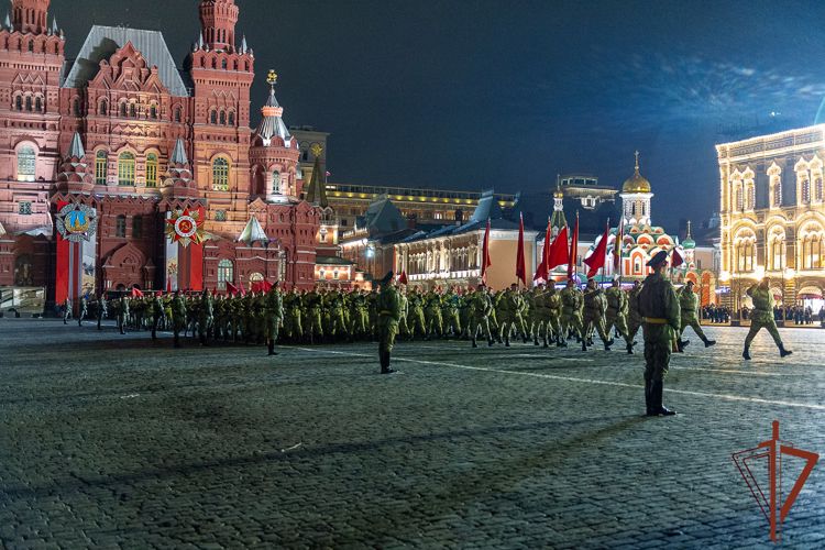 Парадный расчет Росгвардии принял участие в первой ночной тренировке на Красной площади