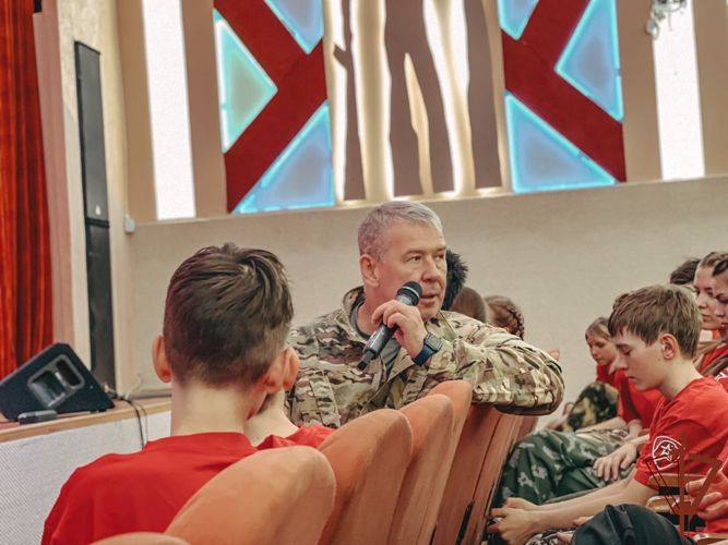 В Перми Герой России Сергей Яшкин и сотрудники СОБР Росгвардии провели Урок Мужества для юнармейцев