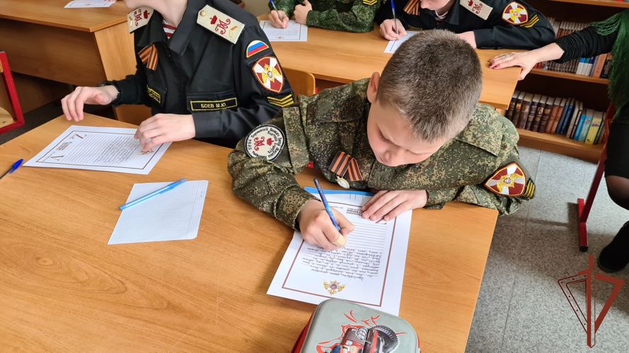 Всероссийскую акцию «Письмо солдату» поддержали подшефные Росгвардии воронежские кадеты 