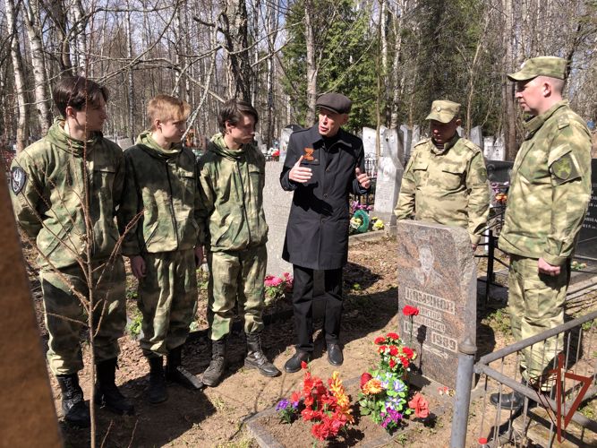 Росгвардейцы привели в порядок места захоронения ветеранов в Костроме