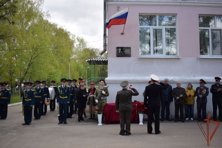 Мемориальную доску в честь погибшего на Украине росгвардейца установили в Нижегородской области