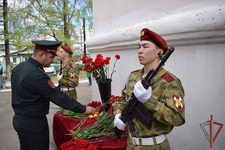 Мемориальную доску в честь погибшего на Украине росгвардейца установили в Нижегородской области