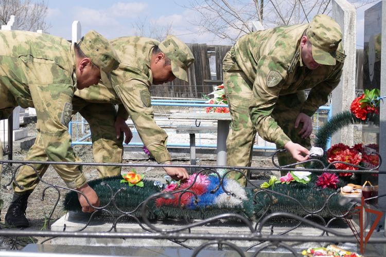 Росгвардейцы в Туве облагородили место захоронения ветерана войны