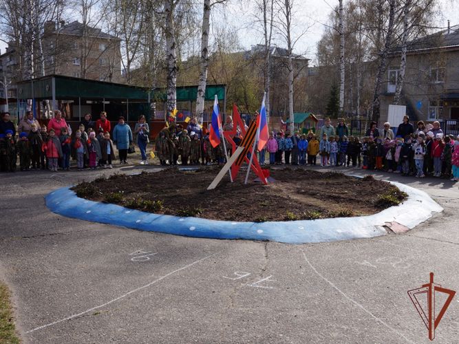 В Томской области офицер Росгвардии провел «Марш Победы» с воспитанниками детского сада 