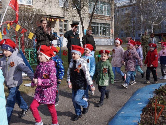 В Томской области офицер Росгвардии провел «Марш Победы» с воспитанниками детского сада 