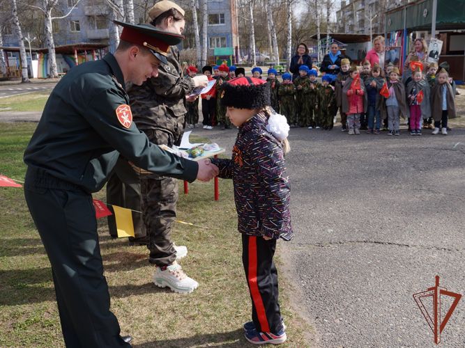 В Томской области офицер Росгвардии провел «Марш Победы» с воспитанниками детского сада 