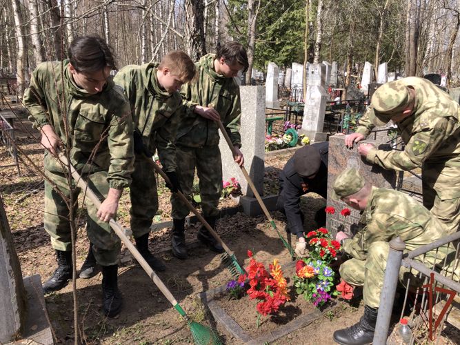 Росгвардейцы привели в порядок места захоронения ветеранов в Костроме