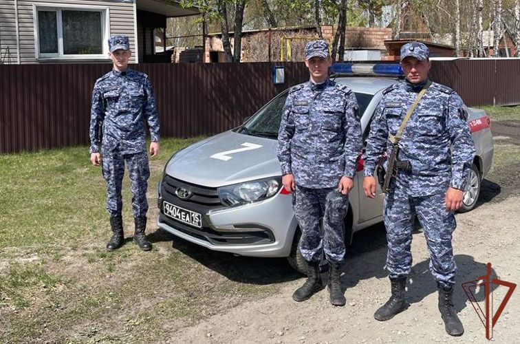 Пожилую пару спасли из огня сотрудники Росгвардии в Новосибирске