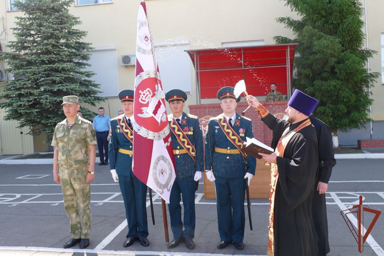 В Центре подготовки личного состава Сибирского округа Росгвардии прошла церемония крепления полотнища Боевого знамени к древку 