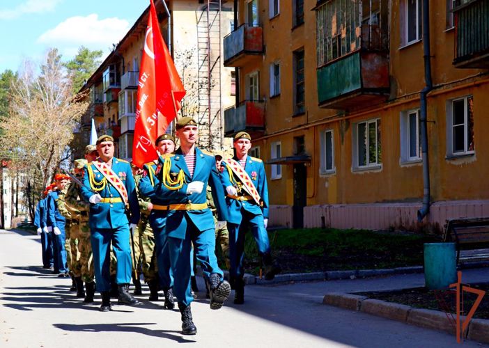 Солдаты и офицеры снежинского полка Росгвардии поздравили ветеранов войны с Днем Победы