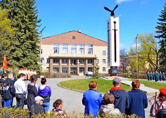 Солдаты и офицеры снежинского полка Росгвардии поздравили ветеранов войны с Днем Победы