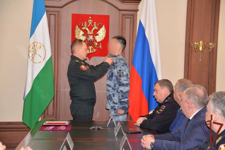 Командующий Приволжским округом Росгвардии вручил государственные награды сотрудникам ведомства