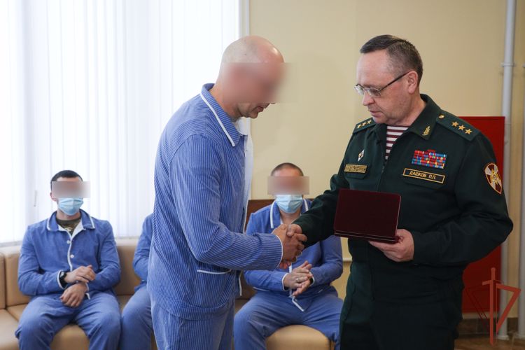 Командующий Северо-Западным округом Росгвардии вручил награды военнослужащим в Ленинградской области