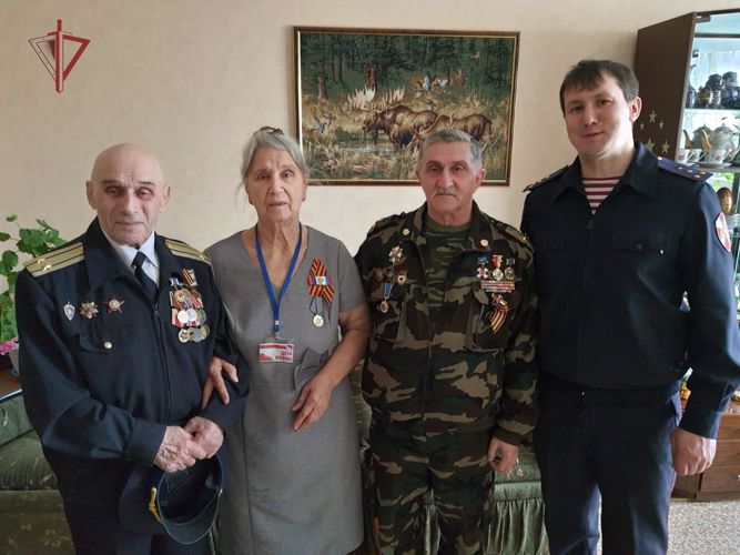 С  наступающим Днем Великой Победы поздравили сотрудники Росгвардии ветеранов в Нерюнгри   