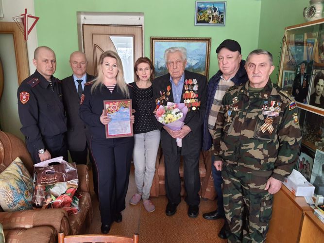 С  наступающим Днем Великой Победы поздравили сотрудники Росгвардии ветеранов в Нерюнгри   