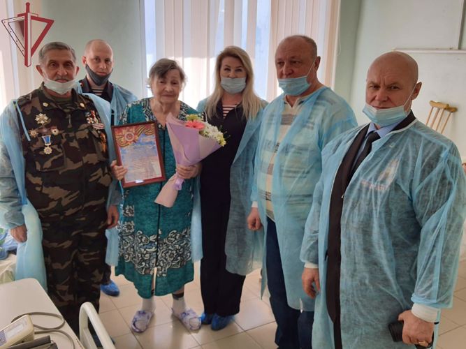 С  наступающим Днем Великой Победы поздравили сотрудники Росгвардии ветеранов в Нерюнгри   