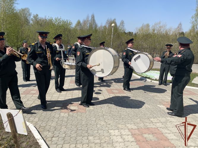 В Сибири росгвардейцы и подшефные школьники участвуют в благотворительных акциях 