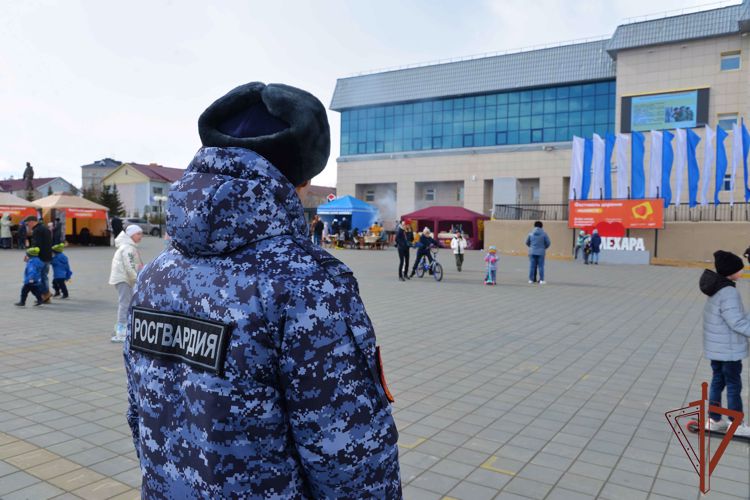 Росгвардия обеспечила общественную безопасность при праздновании Дня весны и труда на Урале