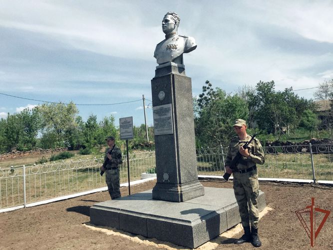 Память дважды Героя Советского Союза почтили росгвардейцы в Ростовской области
