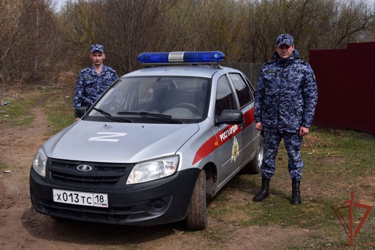 В Удмуртии росгвардейцы пришли на помощь тонущему в болоте мужчине