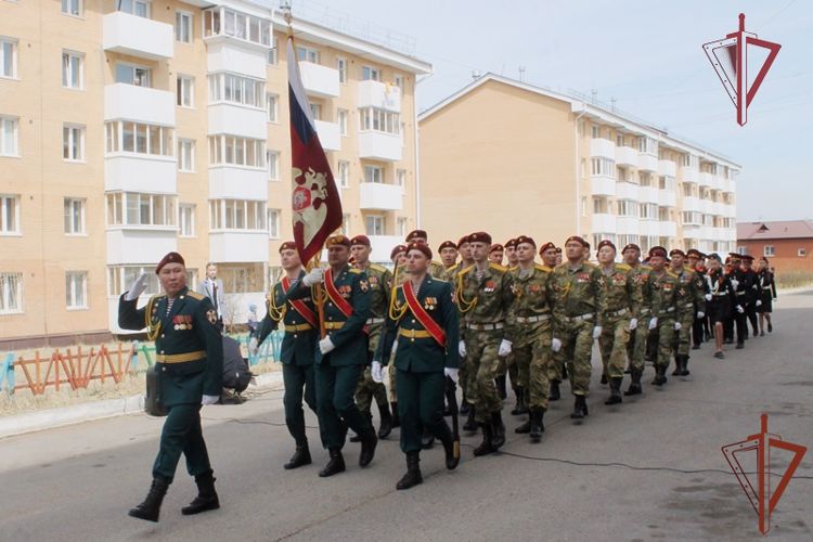 В Улан-Удэ росгвардейцы провели акцию «Парад идет к ветерану»