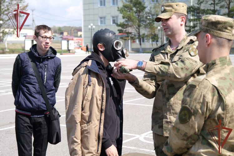 В Хабаровске призывная молодежь посетила воинские части Восточного округа Росгвардии 