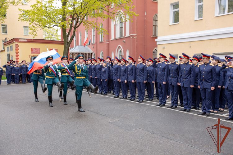 Росгвардейцы поздравили коллектив Санкт-Петербургской академии Следственного комитета с 6-й годовщиной образования