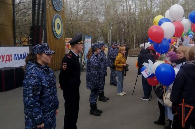 Росгвардия обеспечила общественную безопасность при праздновании Дня весны и труда на Урале