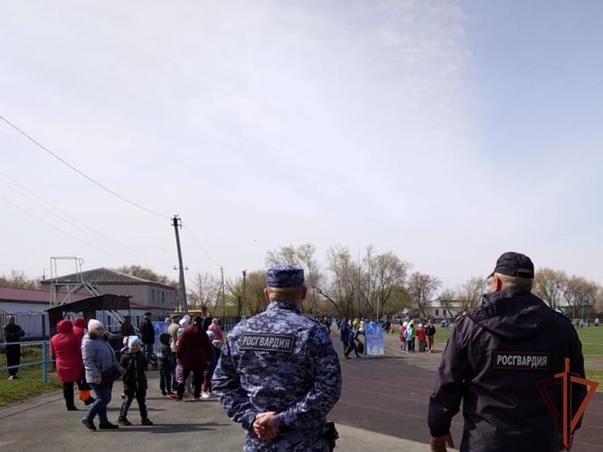 Росгвардия обеспечила общественную безопасность при праздновании Дня весны и труда на Урале
