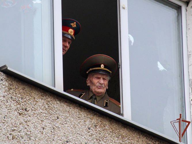 Росгвардия в Чувашии поздравила ветеранов войны и тружеников тыла с наступающим Днем Победы