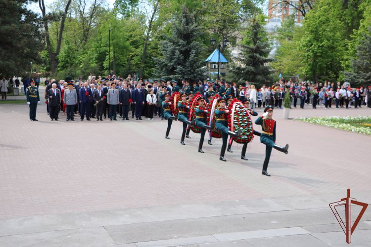 В Ростове-на-Дону представители Росгвардии возложили цветы к мемориалу «Павшим воинам»