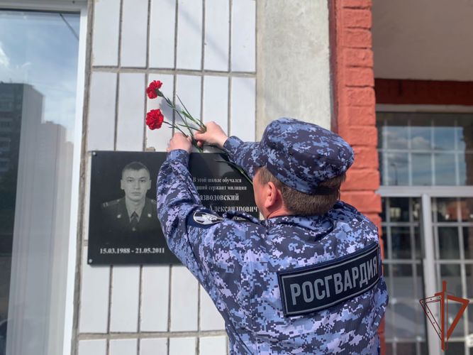 Сотрудники Росгвардии в Томске почтили память коллег, погибших при исполнении служебного долга