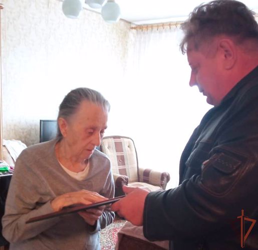 С 90-летним юбилеем поздравили труженицу тыла росгвардейцы в Тюменской области   