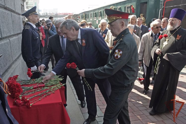 Росгвардейцы встретили поезд-музей «Эшелон Победы» в столице Сибири