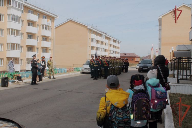 В Улан-Удэ росгвардейцы провели акцию «Парад идет к ветерану»