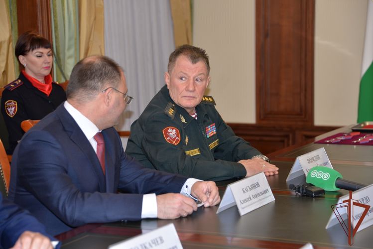 Командующий Приволжским округом Росгвардии вручил государственные награды сотрудникам ведомства