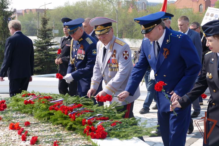 В память о погибших героях Великой Отечественной войны в Сибири росгвардейцы возложили цветы и зажгли свечи 