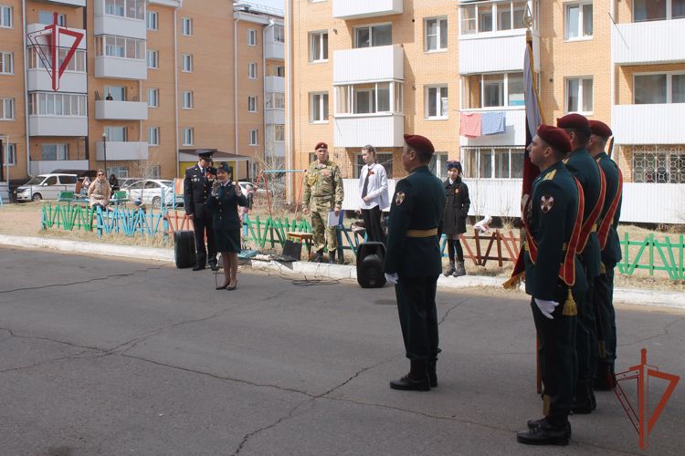 В Улан-Удэ росгвардейцы провели акцию «Парад идет к ветерану»